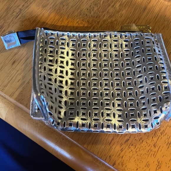 Adorable compact for your makeup touchups - Picture 1 of 1